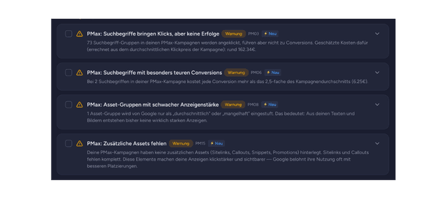 Performance-Max-Befunde: mehrere Warnungen zu Suchbegriffen ohne Conversions, teuren Conversions, schwachen Asset-Gruppen und fehlenden Assets, je mit Check-Nummer
